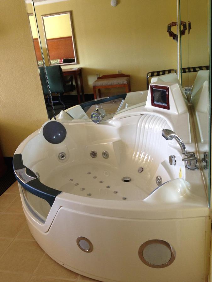 Suite with Spa Bath at Americas Best Value Inn Conyer