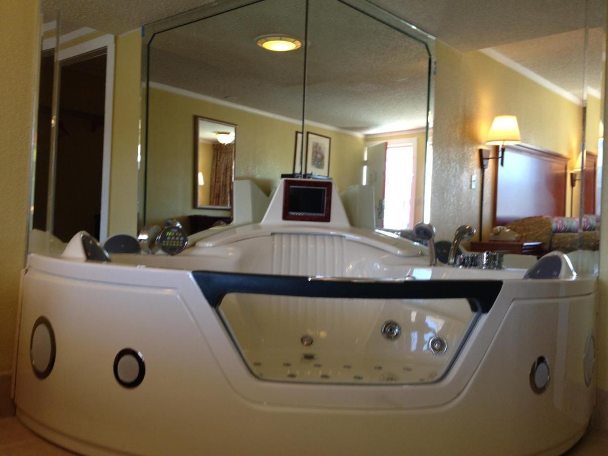 Suite with Spa Bath at Americas Best Value Inn Conyer