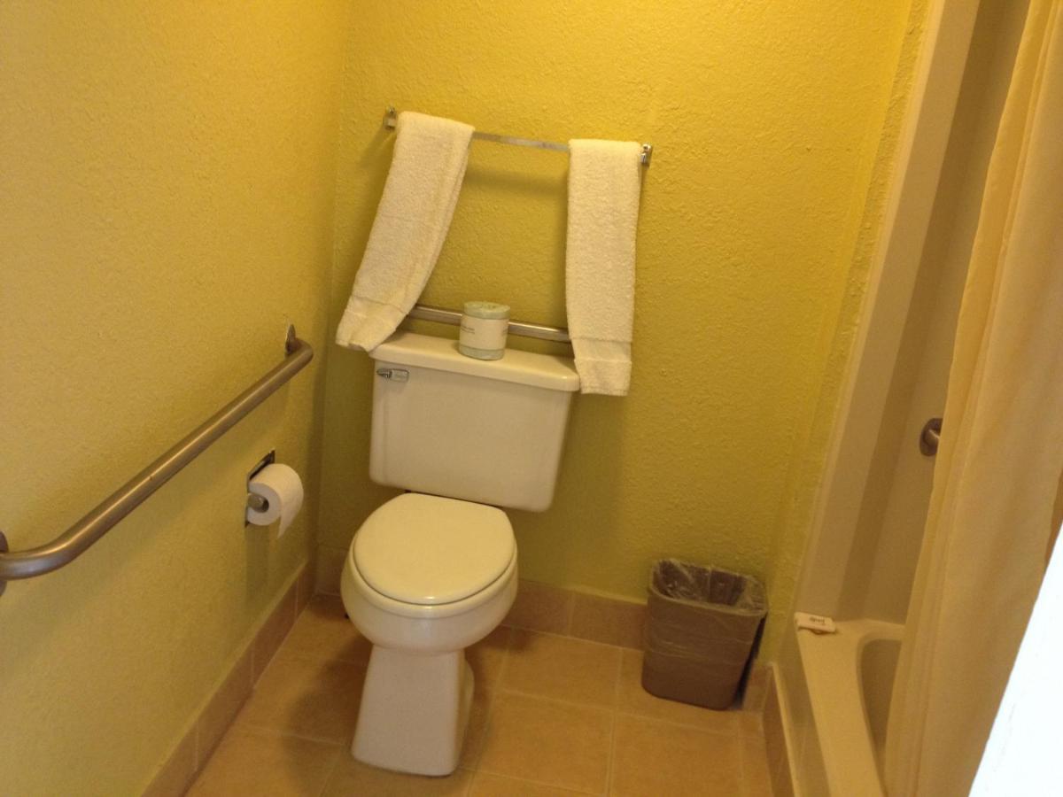 King Room - Disability Access/Non-Smoking at Americas Best Value Inn Conyer