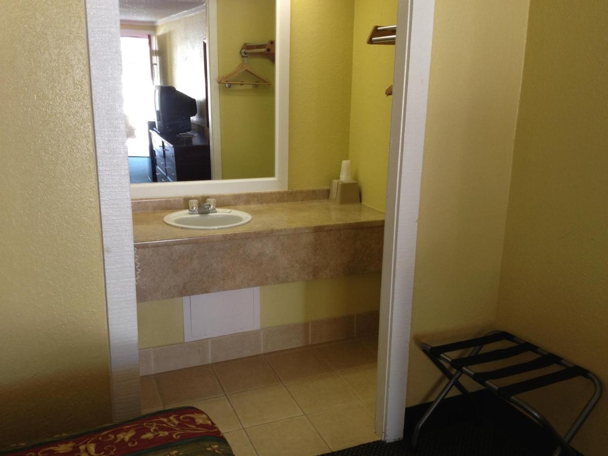 Suite with Spa Bath at Americas Best Value Inn Conyer