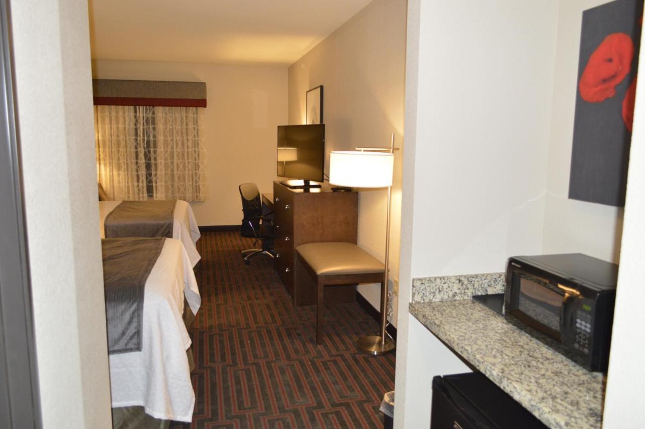 Queen Room with Two Queen Beds and Bath Tub - Disability Access at Best Western Plus Stevens County Inn