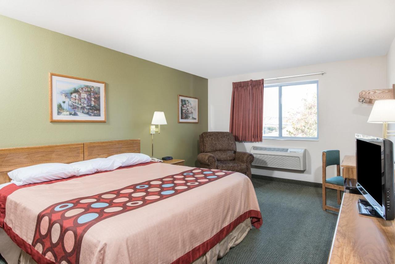 King Room - Non-Smoking at Super 8 by Wyndham West Middlesex/Sharon Area