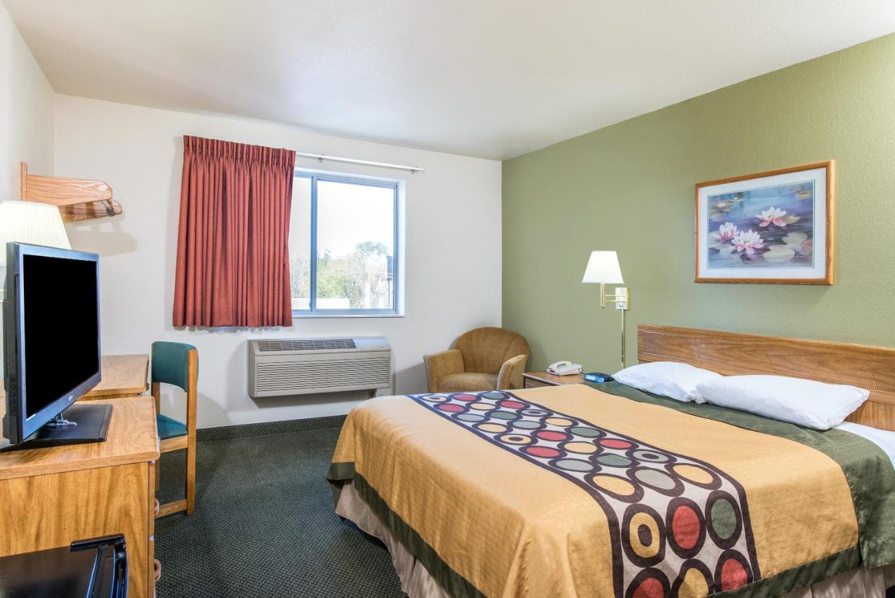 Queen Room - Mobility Access/Non-Smoking at Super 8 by Wyndham West Middlesex/Sharon Area