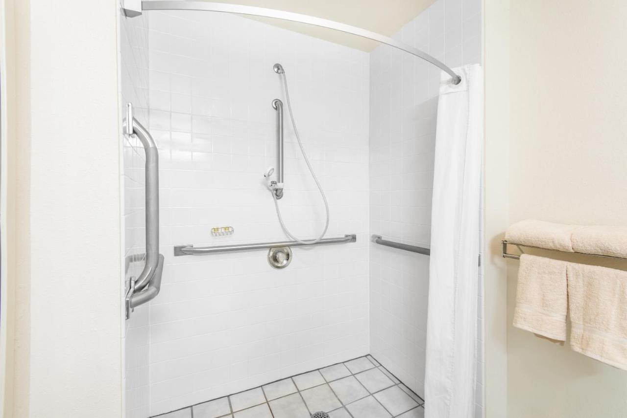 Queen Room - Mobility Access/Non-Smoking at Super 8 by Wyndham West Middlesex/Sharon Area