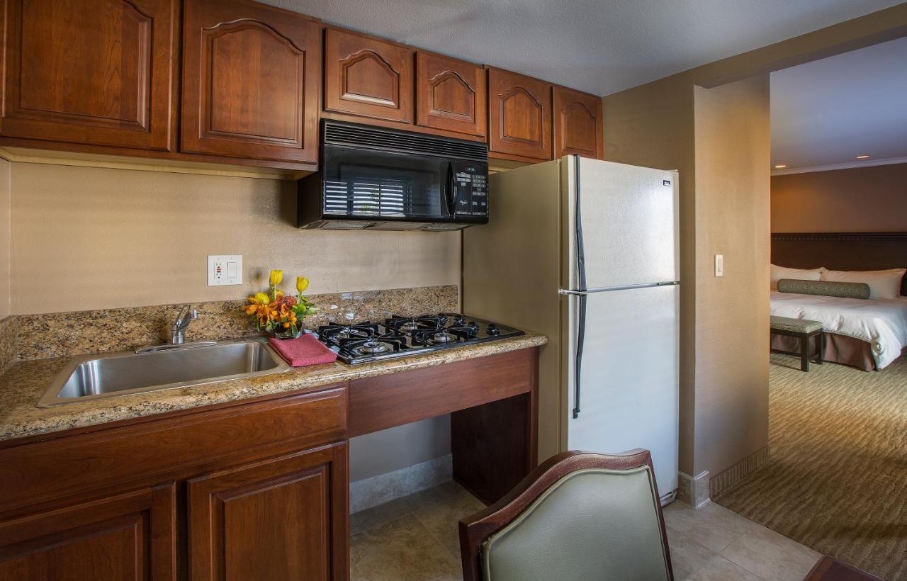 Deluxe King Suite at Coast Burbank Hotel