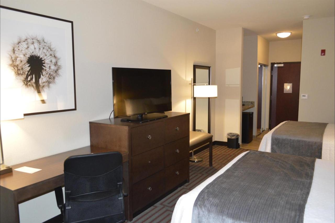 Queen Room with Two Queen Beds and Bath Tub - Disability Access at Best Western Plus Stevens County Inn