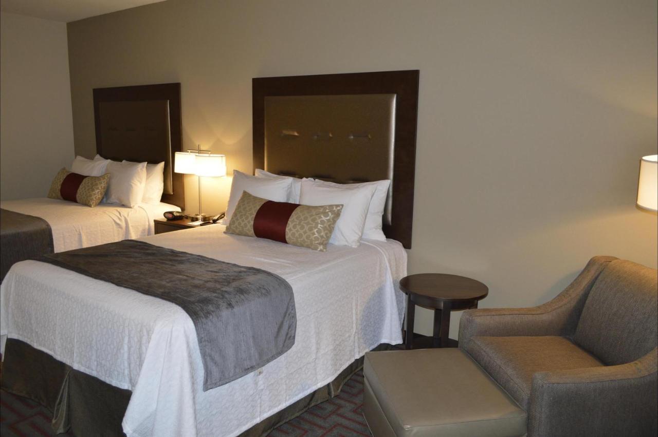 Queen Room with Two Queen Beds and Bath Tub - Disability Access at Best Western Plus Stevens County Inn