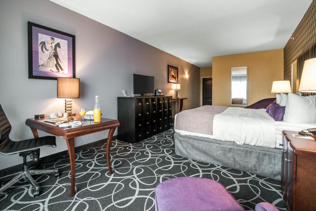 Deluxe Room with One King Bed at Park Manor Hotel
