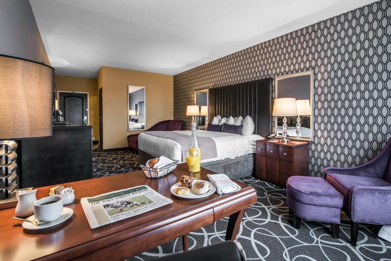 Deluxe Room with One King Bed at Park Manor Hotel