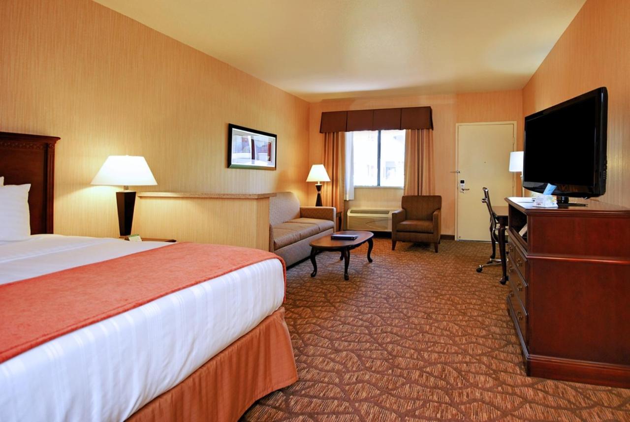 King Suite - Disability Access/Bathtub at Best Western San Dimas Hotel & Suites