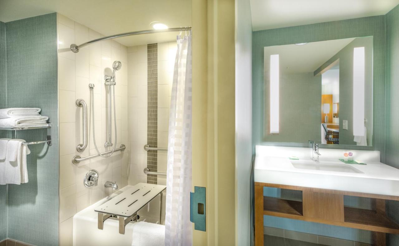 ADA King Bed with AccessibleTub at Hyatt Place Washington DC/National Mall