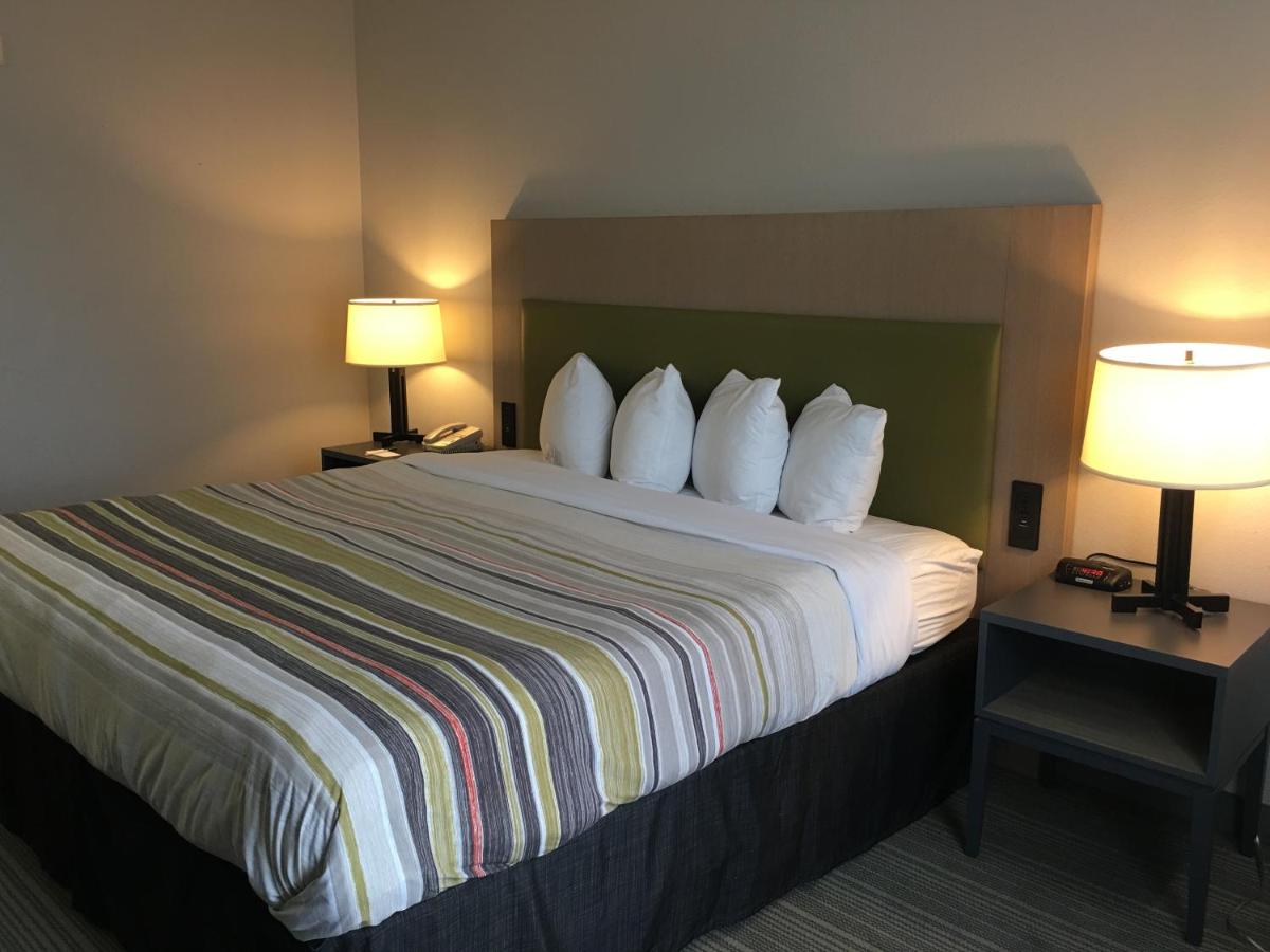 King Room Hearing Accessible - Non-Smoking at Country Inn & Suites by Radisson, Camp Springs (Andrews Air Force Base), MD