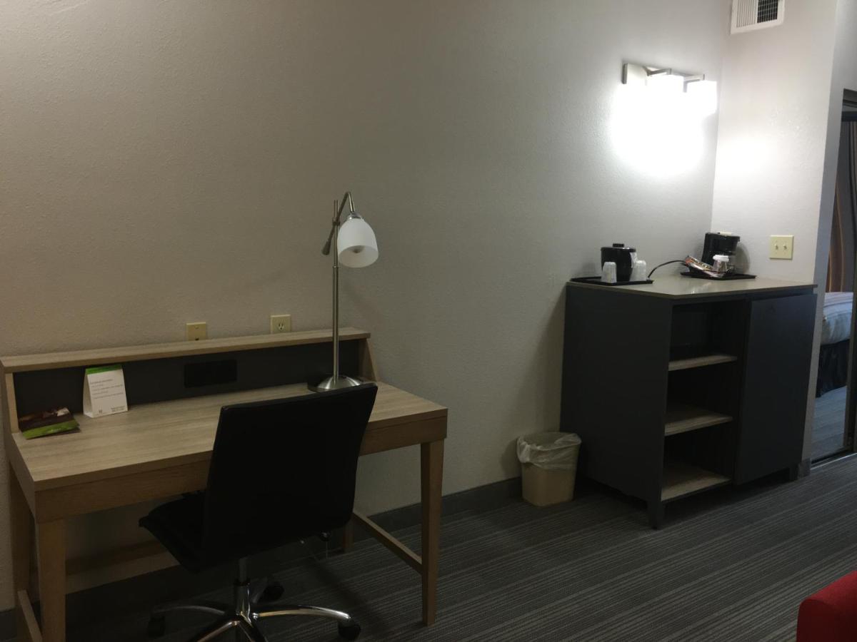 King Room Hearing Accessible - Non-Smoking at Country Inn & Suites by Radisson, Camp Springs (Andrews Air Force Base), MD