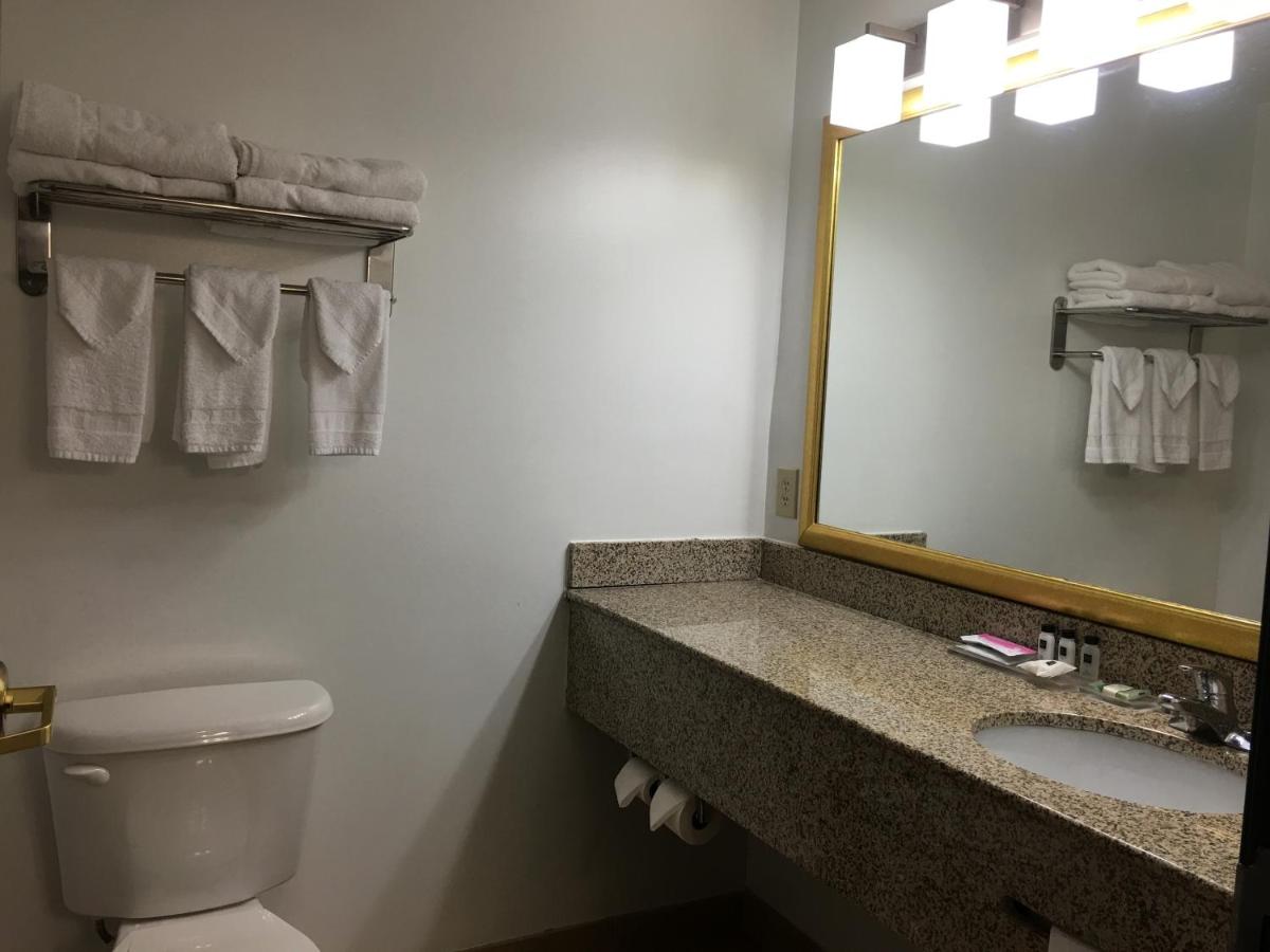King Room Hearing Accessible - Non-Smoking at Country Inn & Suites by Radisson, Camp Springs (Andrews Air Force Base), MD