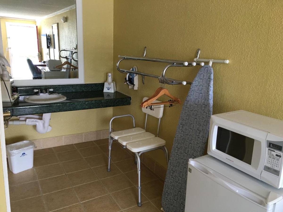 King Room - Disability Access/Non-Smoking at Americas Best Value Inn Conyer