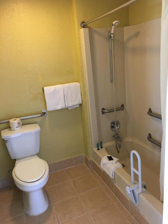 King Room - Disability Access/Non-Smoking at Americas Best Value Inn Conyer