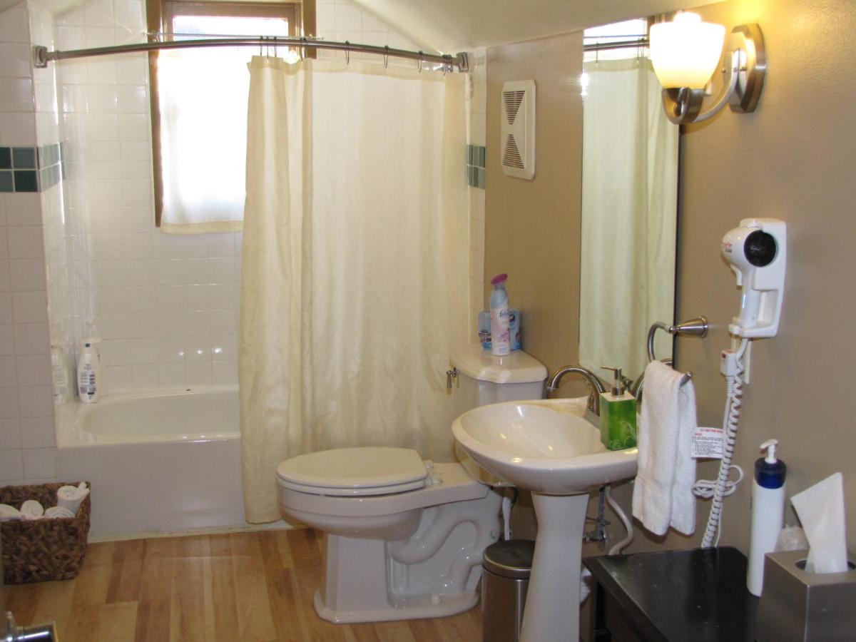 Queen Room with Shared Bathroom at Copper Whale Inn