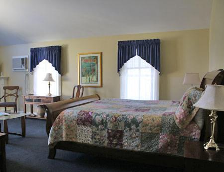 Luxury King Room with Spa Bath at Kearsarge Inn