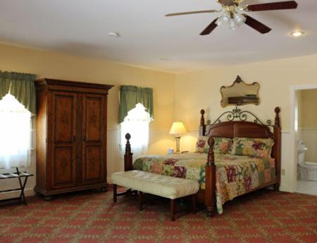 Luxury King Room with Spa Bath at Kearsarge Inn