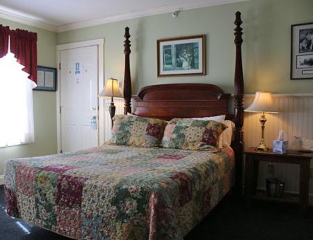 Queen Room at Kearsarge Inn