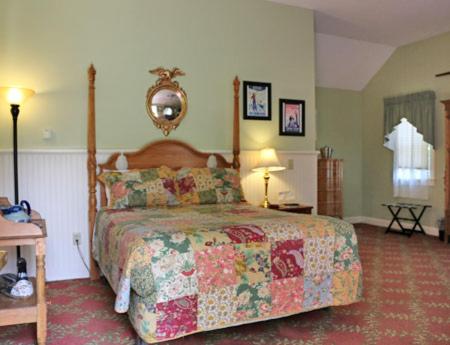 Queen Room at Kearsarge Inn