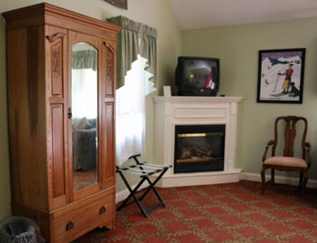 Queen Room at Kearsarge Inn
