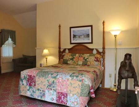 Queen Room at Kearsarge Inn