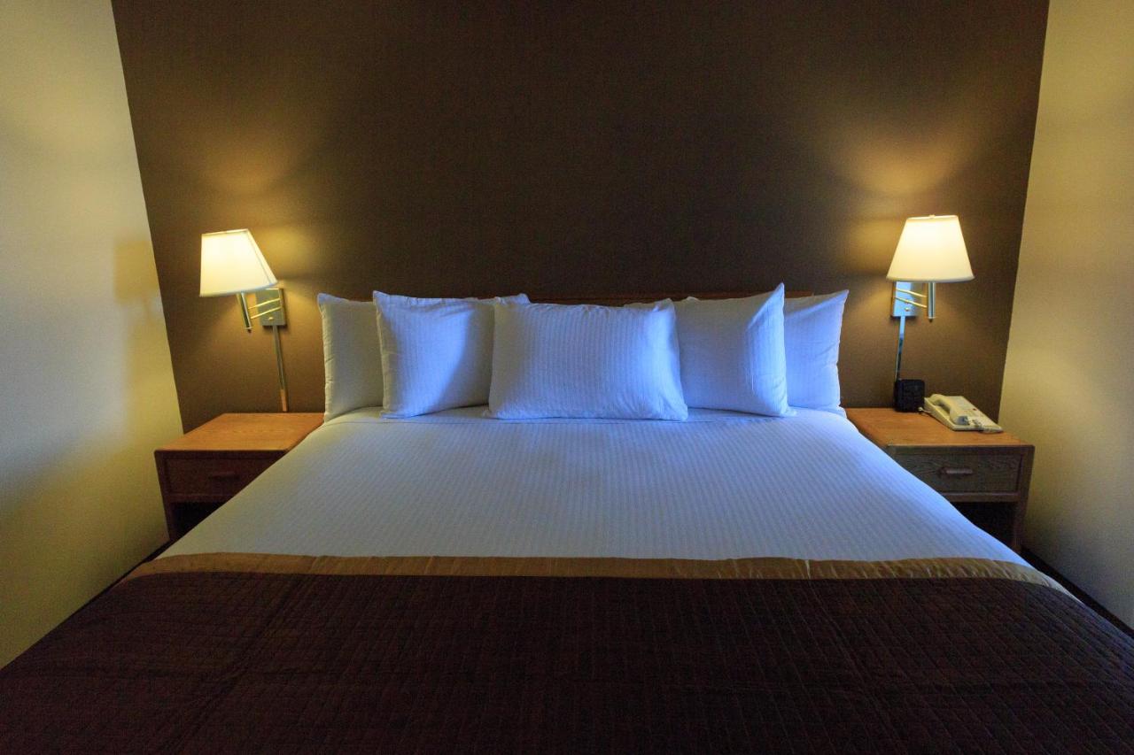 King Suite with Whirlpool at New Victorian Suites