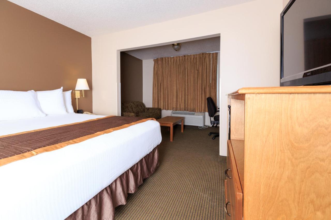 King Suite with Whirlpool at New Victorian Suites