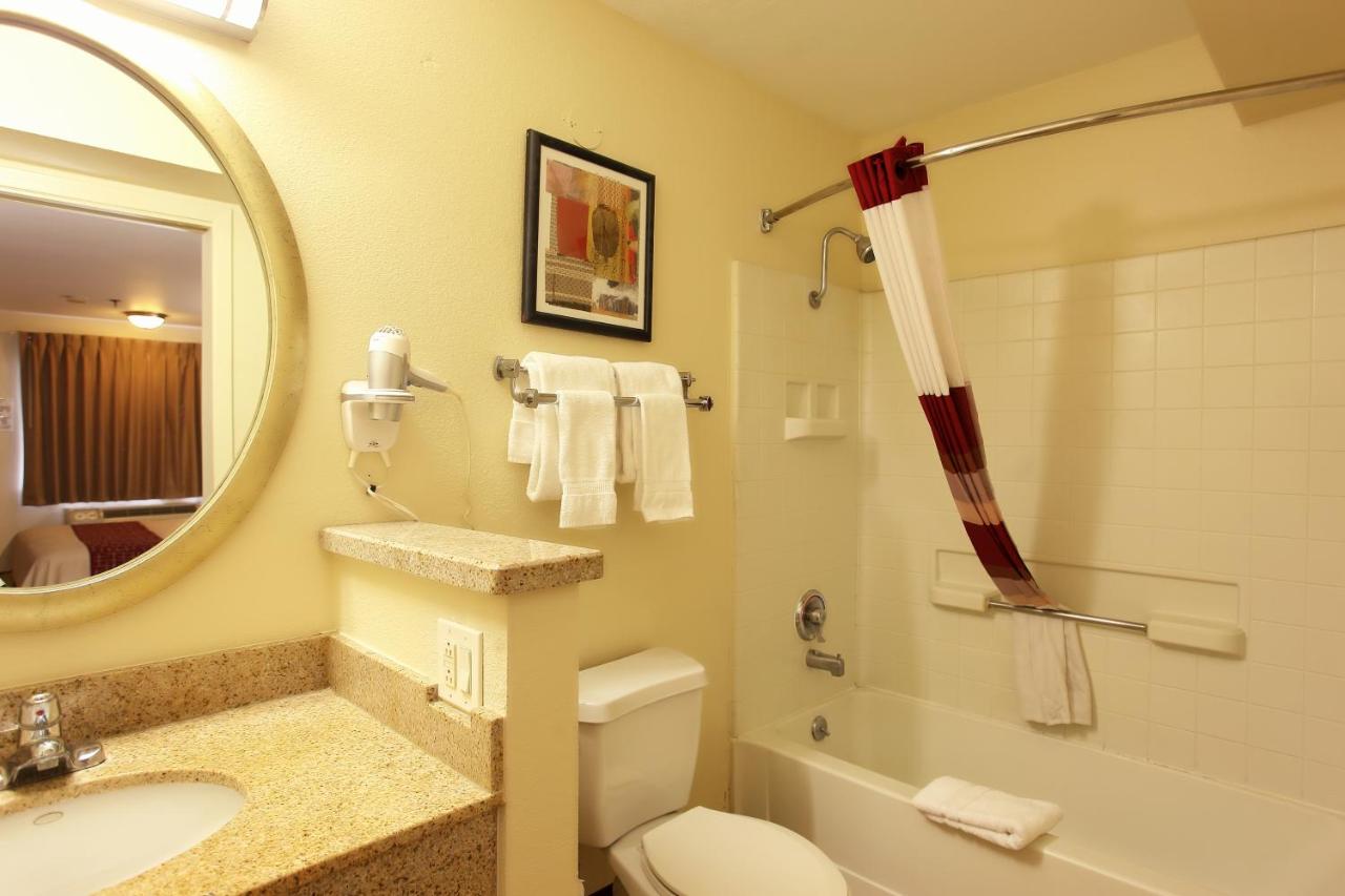 Deluxe Queen Room with One Queen Bed Smoke-Free at California Inn & Suites Rancho Cordova - Sacramento