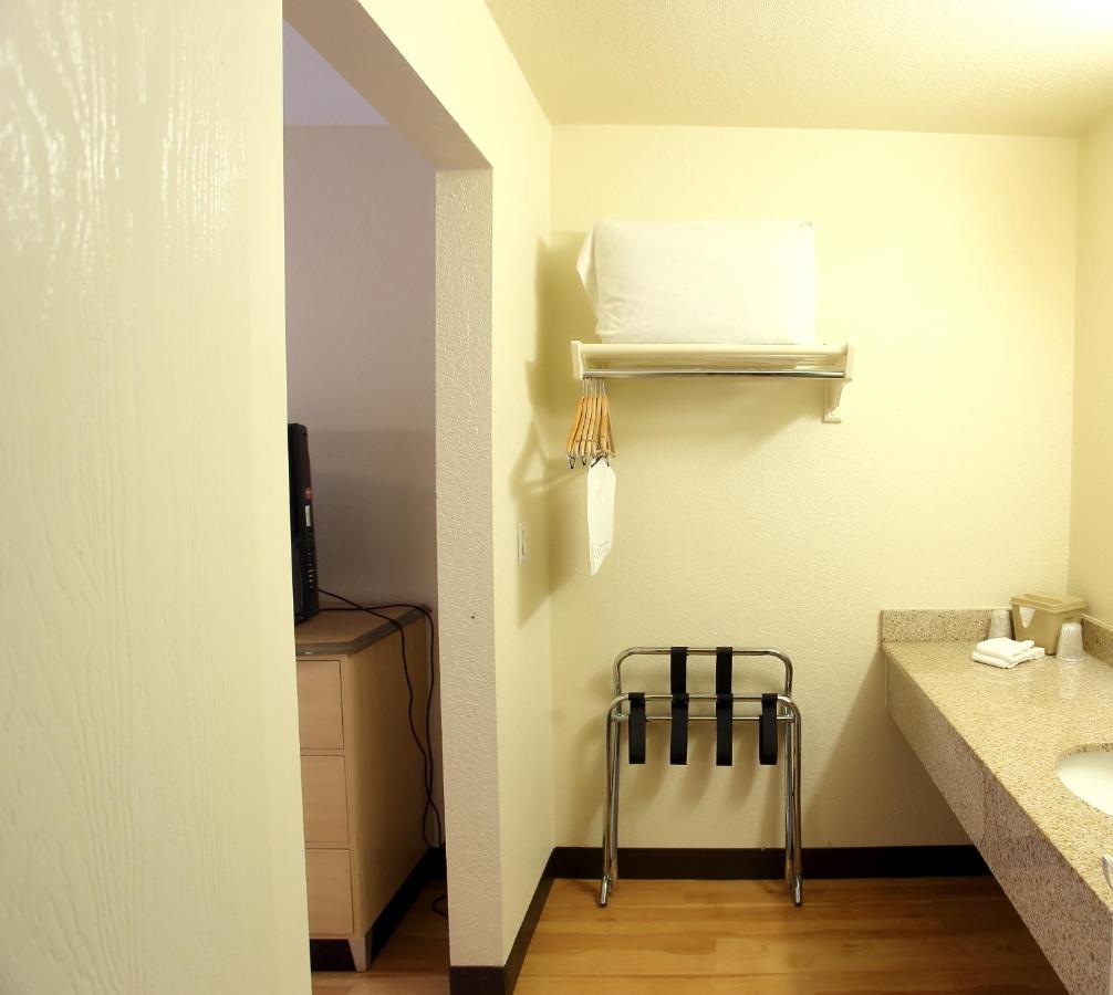 Deluxe Queen Room with One Queen Bed Smoke-Free at California Inn & Suites Rancho Cordova - Sacramento