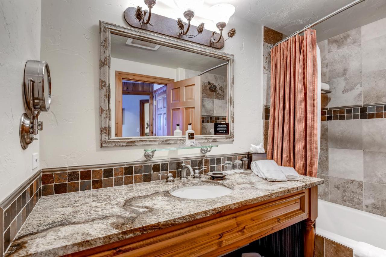 Deluxe King Room at The Pines Lodge, a RockResort, by Vail Resorts