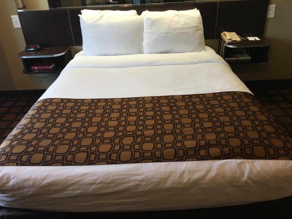 Queen Room - Disability Access/Non-Smoking at Microtel by Wyndham Perry National Fairground Area I-75