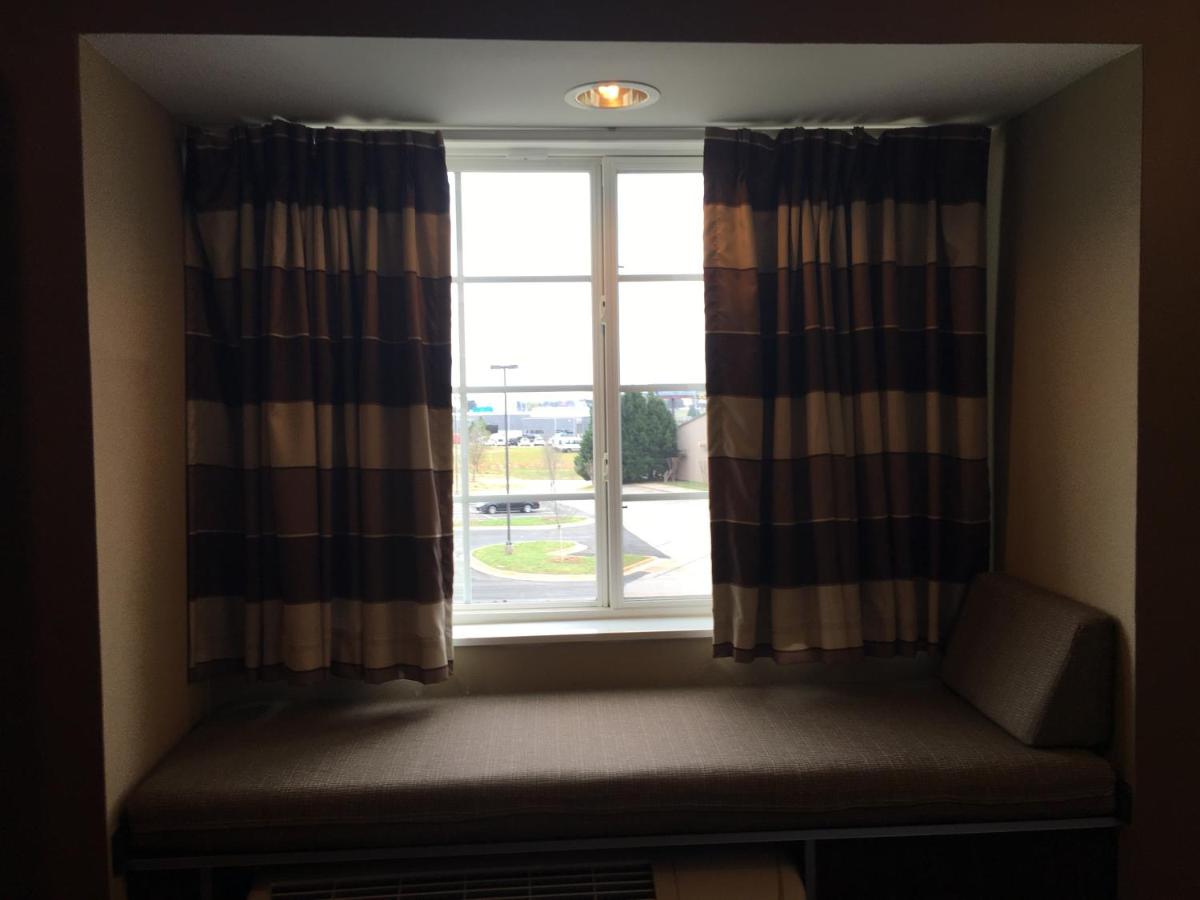 Queen Room - Disability Access/Non-Smoking at Microtel by Wyndham Perry National Fairground Area I-75