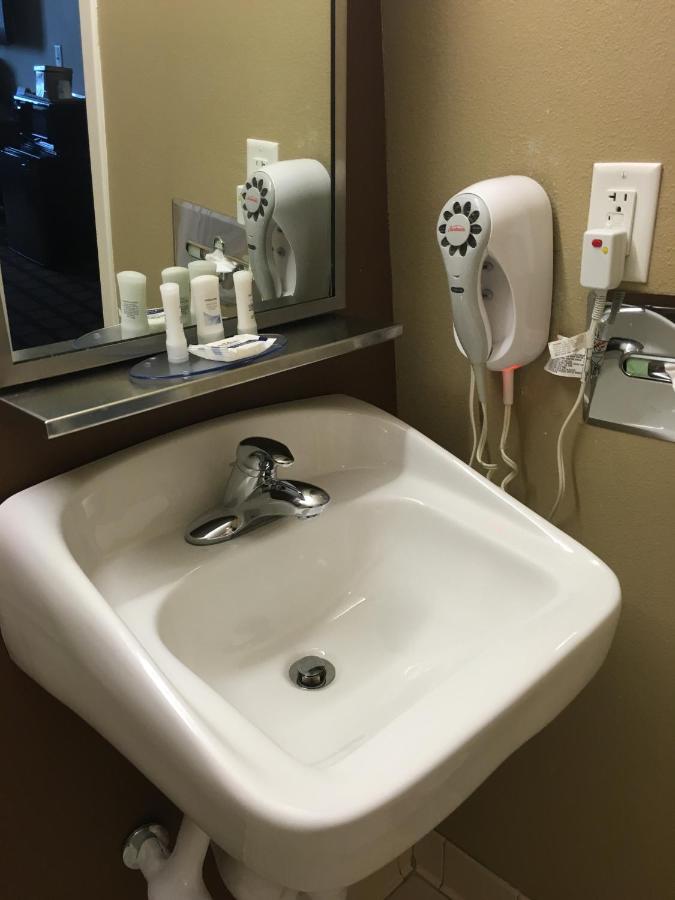 Queen Room - Disability Access/Non-Smoking at Microtel by Wyndham Perry National Fairground Area I-75