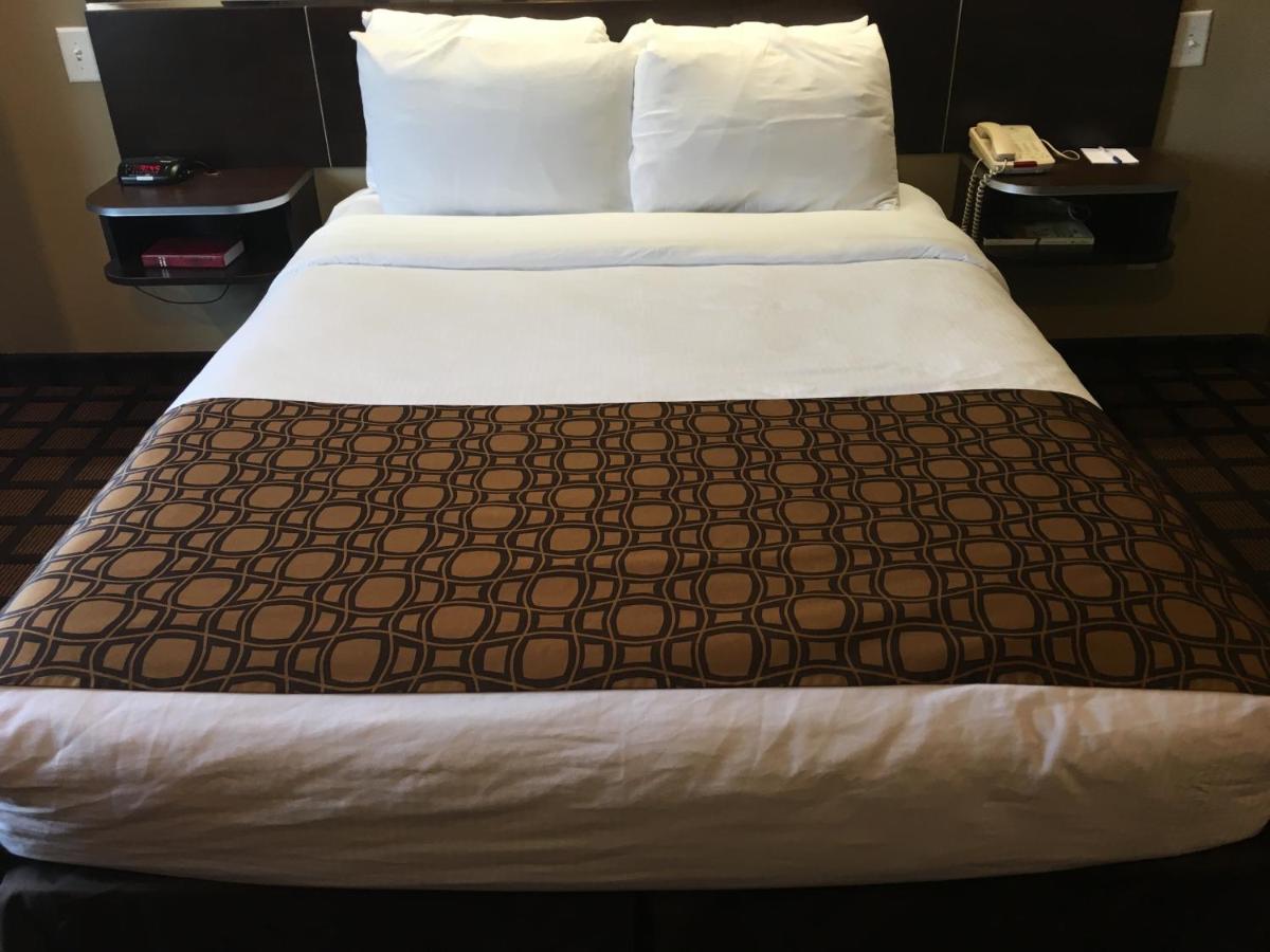 Queen Room - Disability Access/Non-Smoking at Microtel by Wyndham Perry National Fairground Area I-75