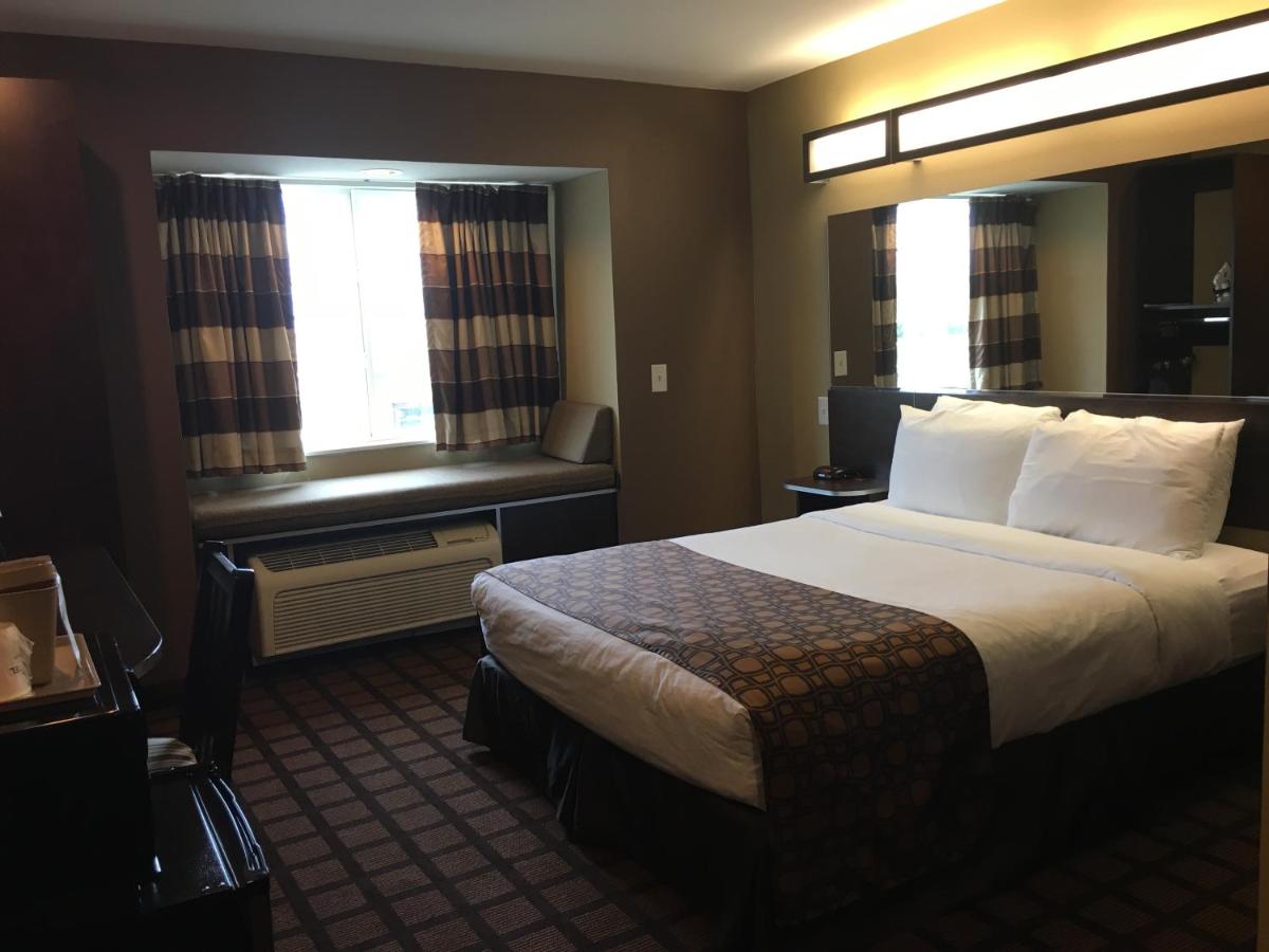 Queen Room - Disability Access/Non-Smoking at Microtel by Wyndham Perry National Fairground Area I-75