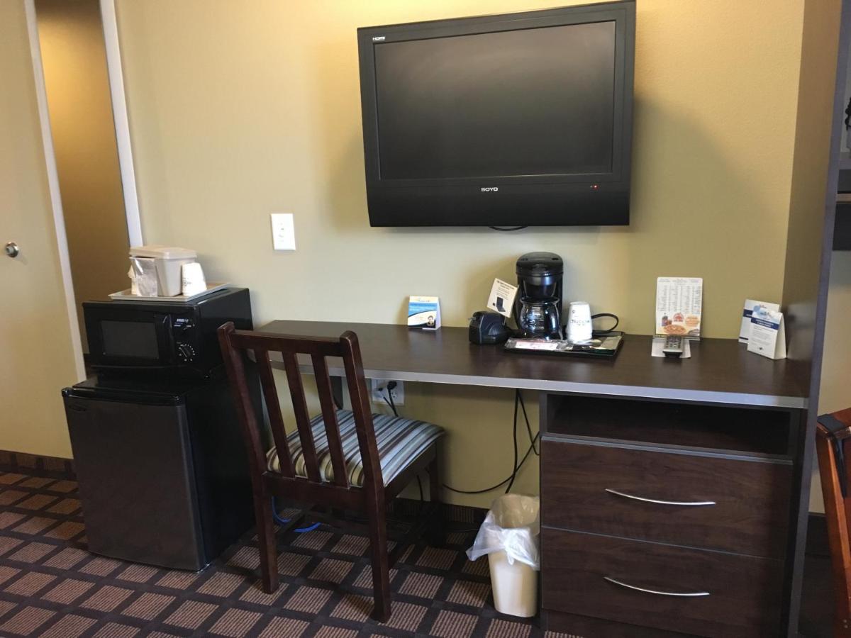 Queen Room - Disability Access/Non-Smoking at Microtel by Wyndham Perry National Fairground Area I-75