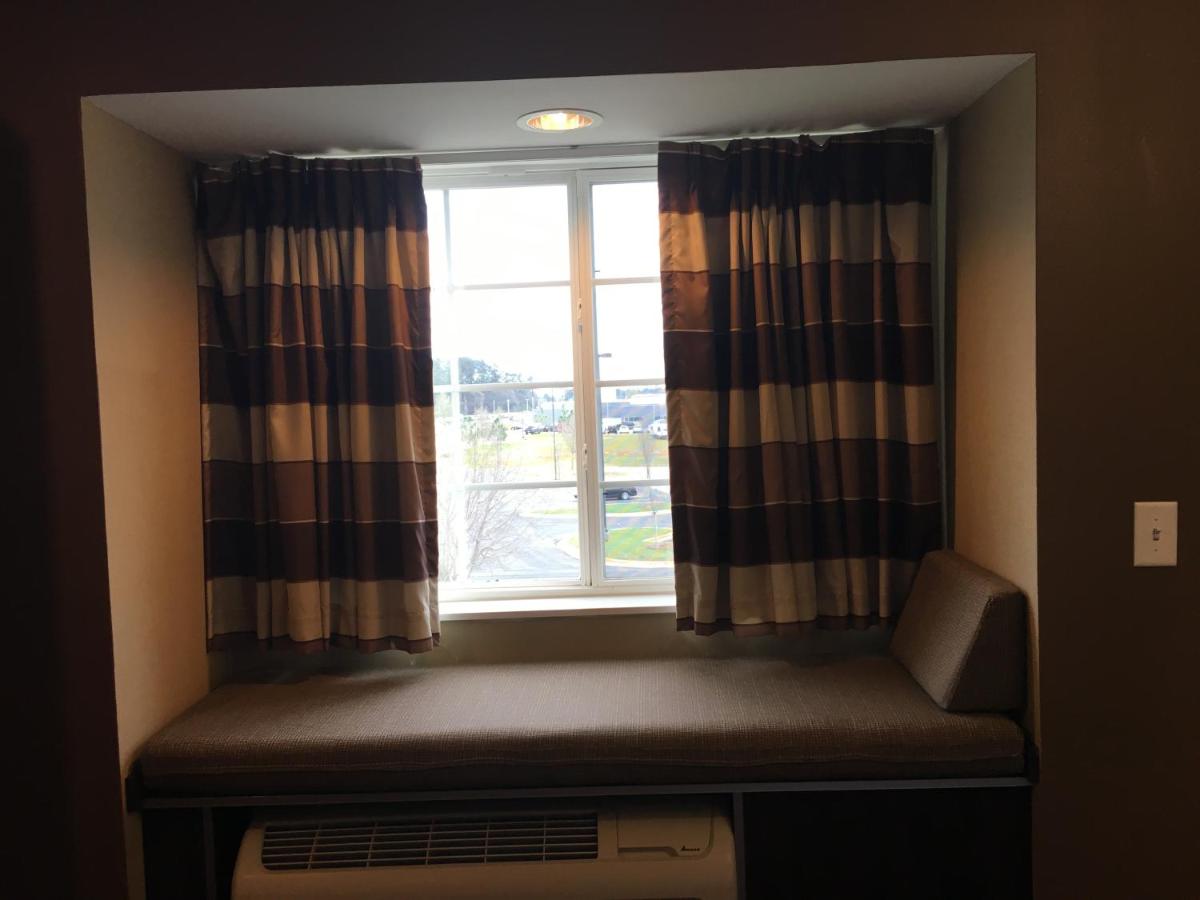 Queen Room - Disability Access/Non-Smoking at Microtel by Wyndham Perry National Fairground Area I-75