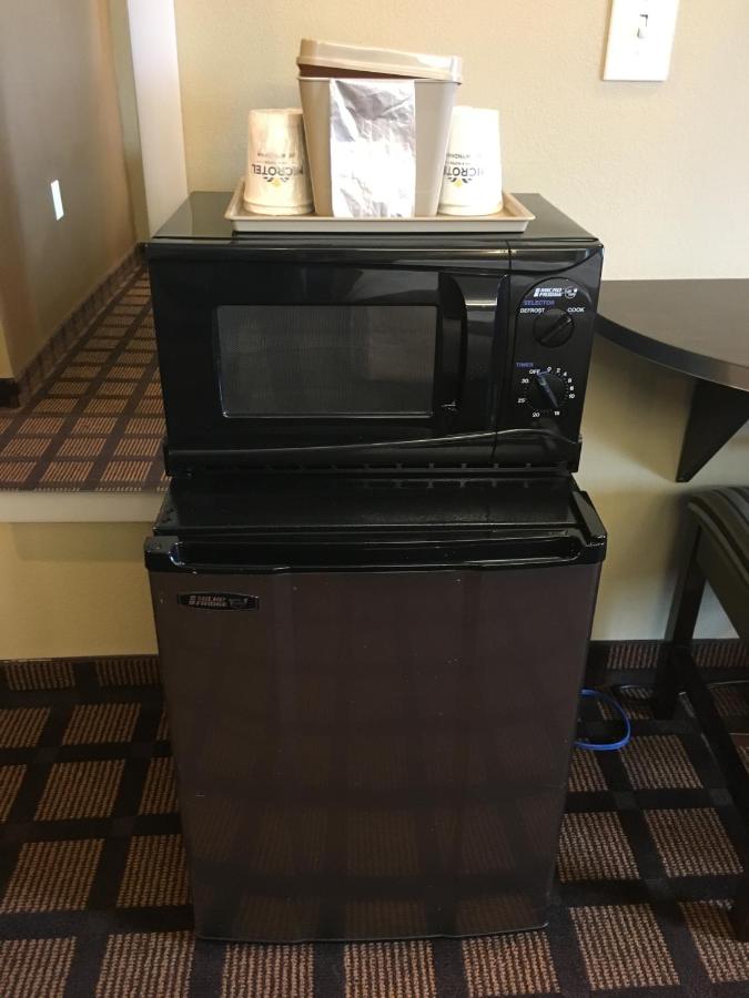 Queen Room - Disability Access/Non-Smoking at Microtel by Wyndham Perry National Fairground Area I-75
