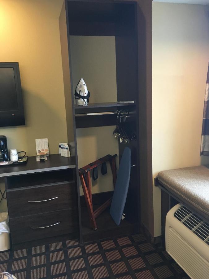 Queen Room - Disability Access/Non-Smoking at Microtel by Wyndham Perry National Fairground Area I-75