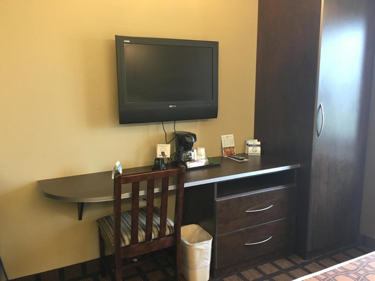 Queen Room with Two Queen Beds - Non-Smoking at Microtel by Wyndham Perry National Fairground Area I-75