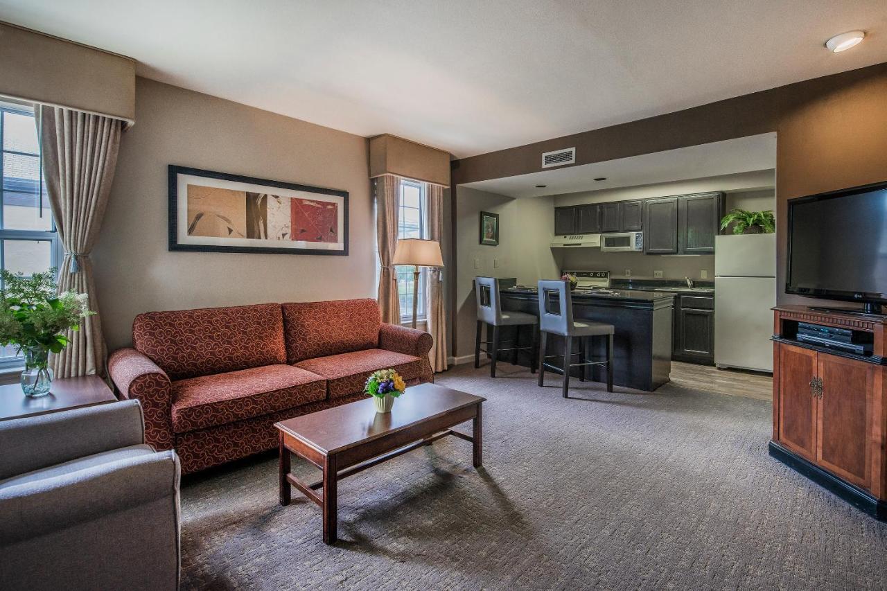Standard Double Suite at Cloverleaf Suites Columbus - Dublin
