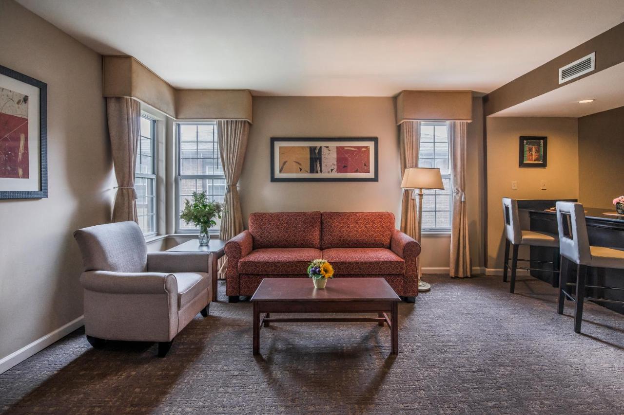 Standard Double Suite at Cloverleaf Suites Columbus - Dublin