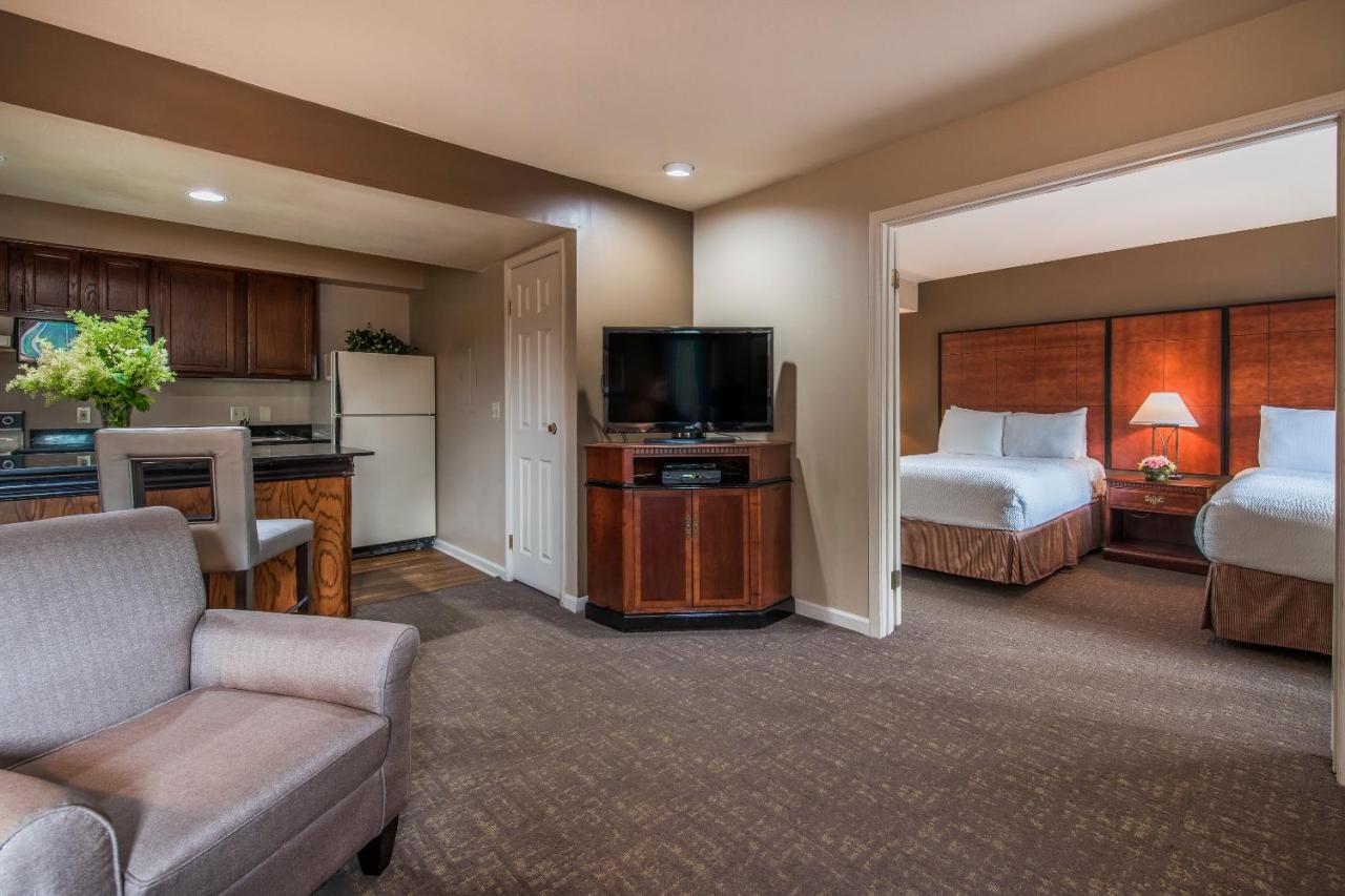 Standard Double Suite at Cloverleaf Suites Columbus - Dublin