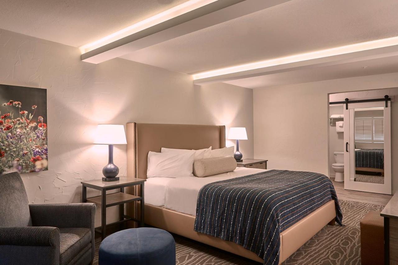 King Room at Fredericksburg Inn & Suites