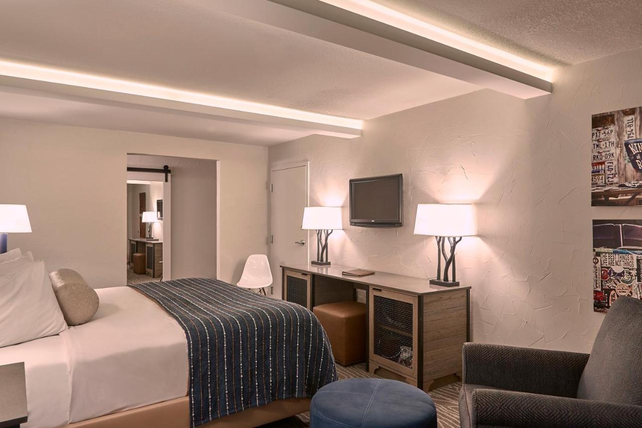King Room at Fredericksburg Inn & Suites