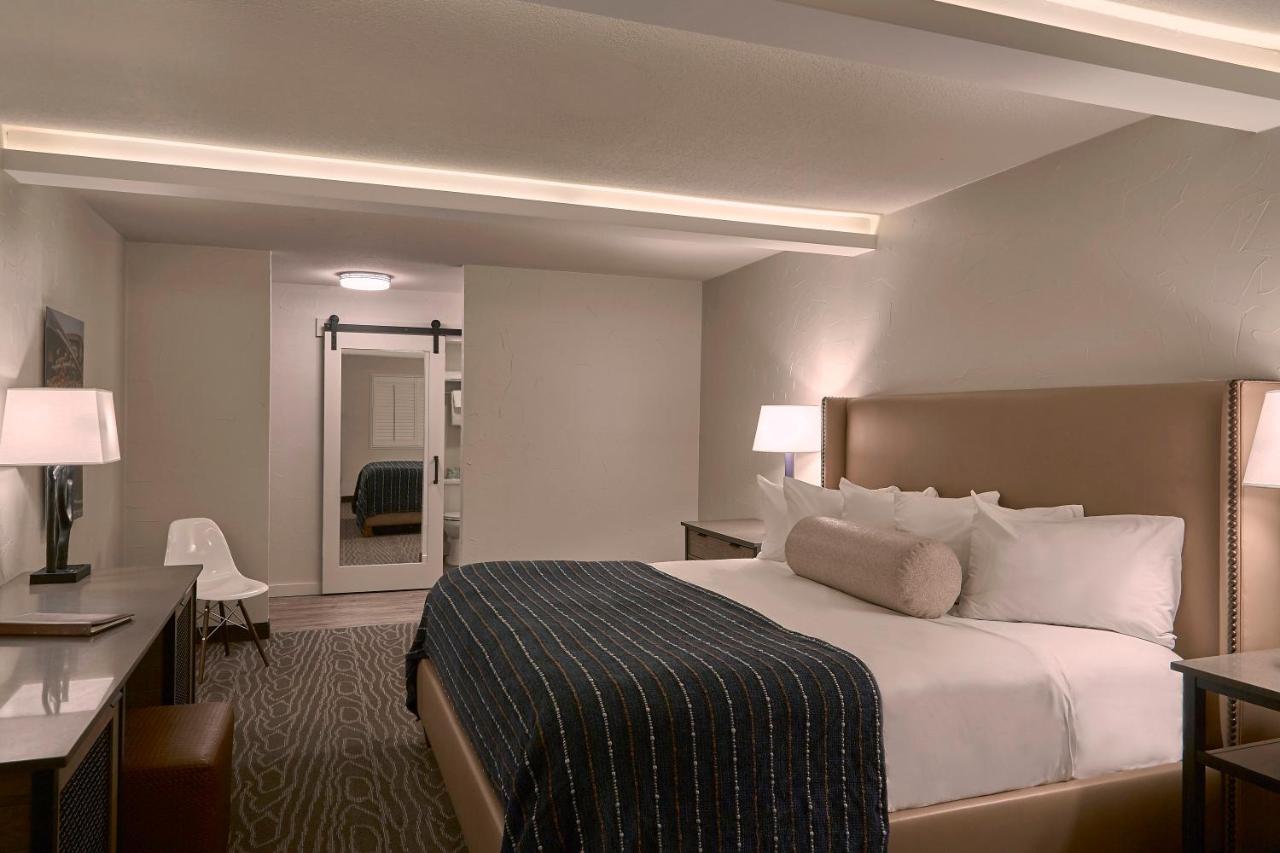 King Room at Fredericksburg Inn & Suites