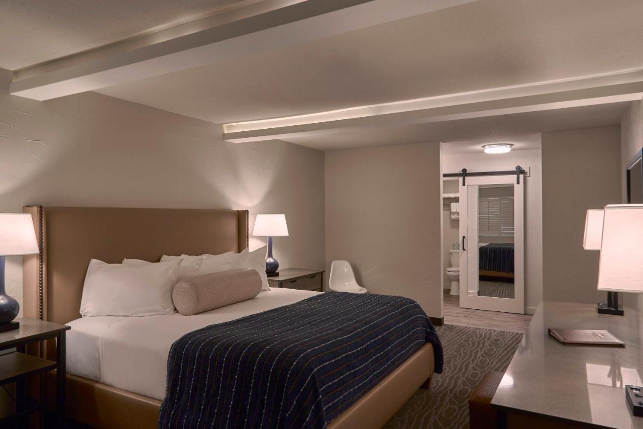 King Room at Fredericksburg Inn & Suites