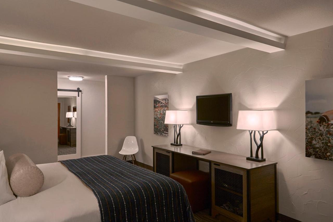 King Room at Fredericksburg Inn & Suites